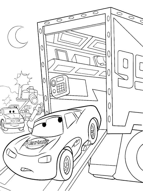Ausmalbild Lightning McQueen fährt aus dem LKW  
