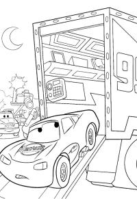 Ausmalbild Lightning McQueen fährt aus dem LKW  