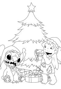 Ausmalbild Stitch und Lilo am Weihnachtsbaum  